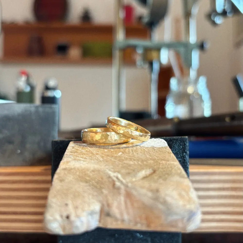 Hammerschlag Eheringe Gelbgold 750 auf Feilnagel platziert