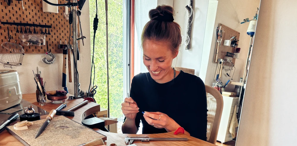 Angela Kiefer - Goldschmiedemeisterin - bei der Arbeit an ihrem Werktisch