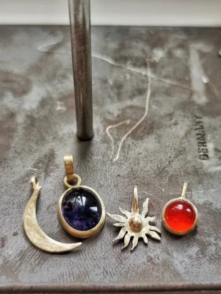 Vier Unikat Kettenanhänger "Sonne Mond und Sterne" aus 585 Gelbgold mit Apatit und Carneol
