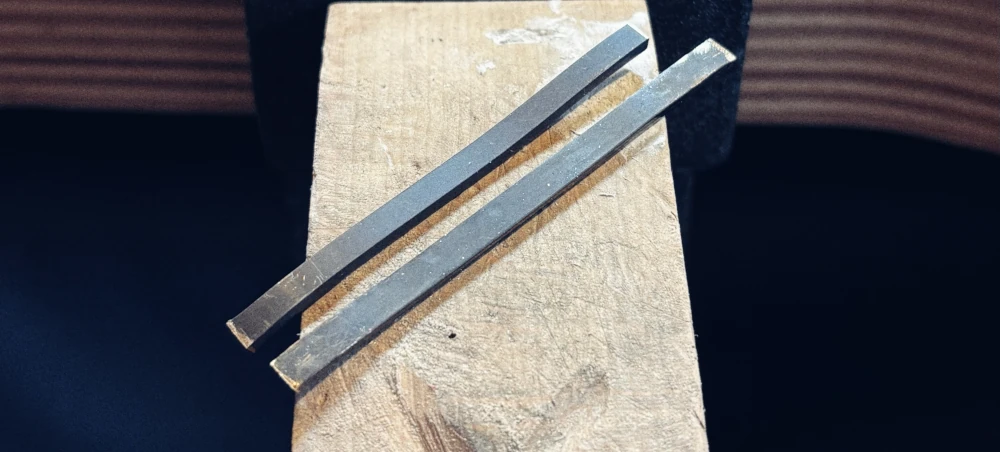 Vorbereitetes Material - Gelbgold Streifen zum Schmieden der Eheringe im Kurs