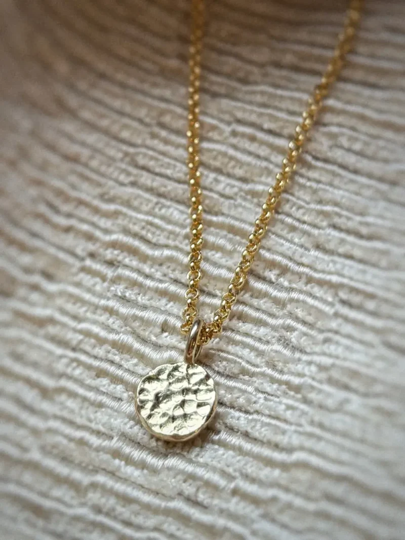 Mondoberfläche von Unikat Gold Kettenanhänger