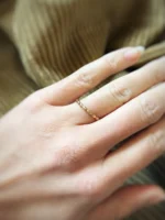 Olivdrahtring Papula - zart und fein - am Ringfinger