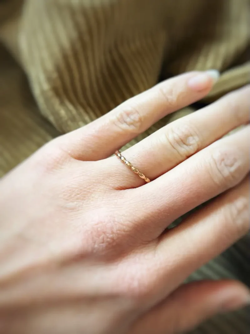 Olivdrahtring Papula - zart und fein - am Ringfinger