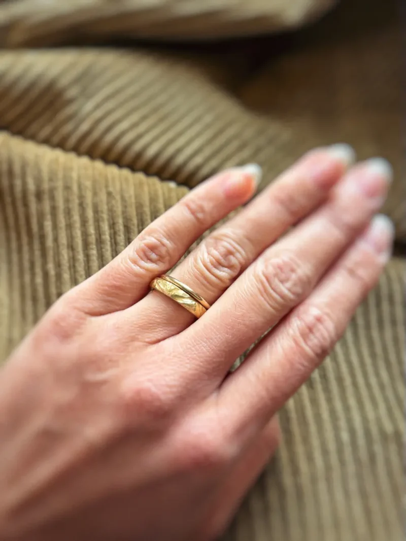 Simi Ring als Vorsteckring getragen zu Trau dich Trauring