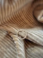Polierter Ring mit rundem Profil aus Gelbgold