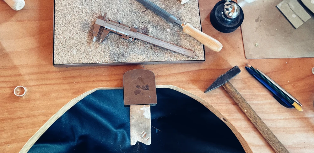 Arbeitsplatz Vogelperspektive - Goldschmiede Werktisch mit Werkzeug