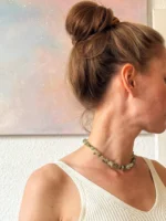 Prehnit Edelsteinkette Splitter am Hals