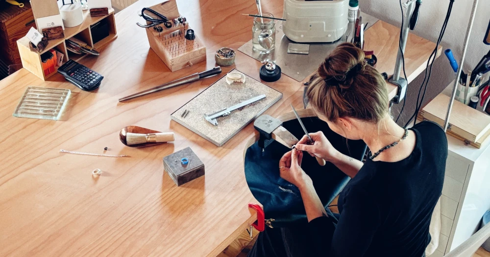 Arbeit am Werktisch - Feilen eines Eherings