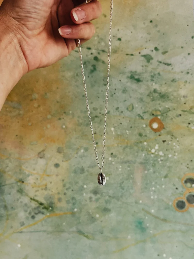 Kaffeebohne aus Silber gegossen mit Kette Kaffeebohne aus Silber gegossen mit Kette