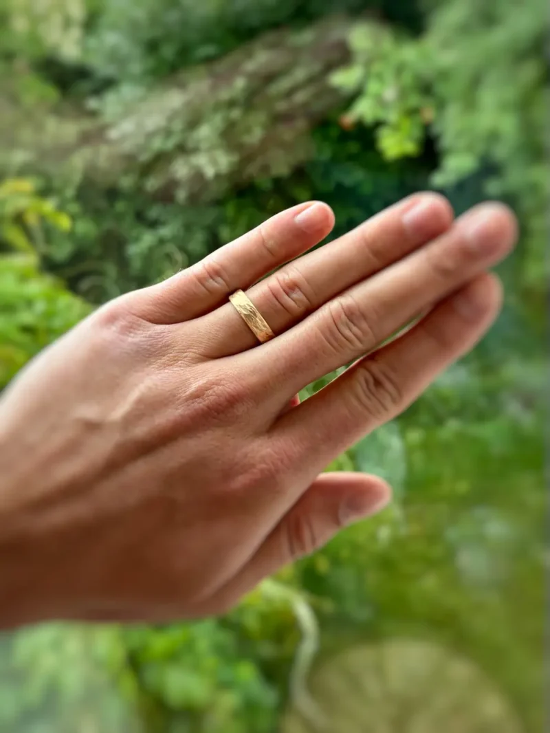 Eisberg Ring aus Gelbgold an Männerhand getragen
