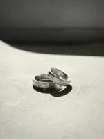 Eisberg Ringe - Eheringe mit gehämmerter Struktur schwarz weiß