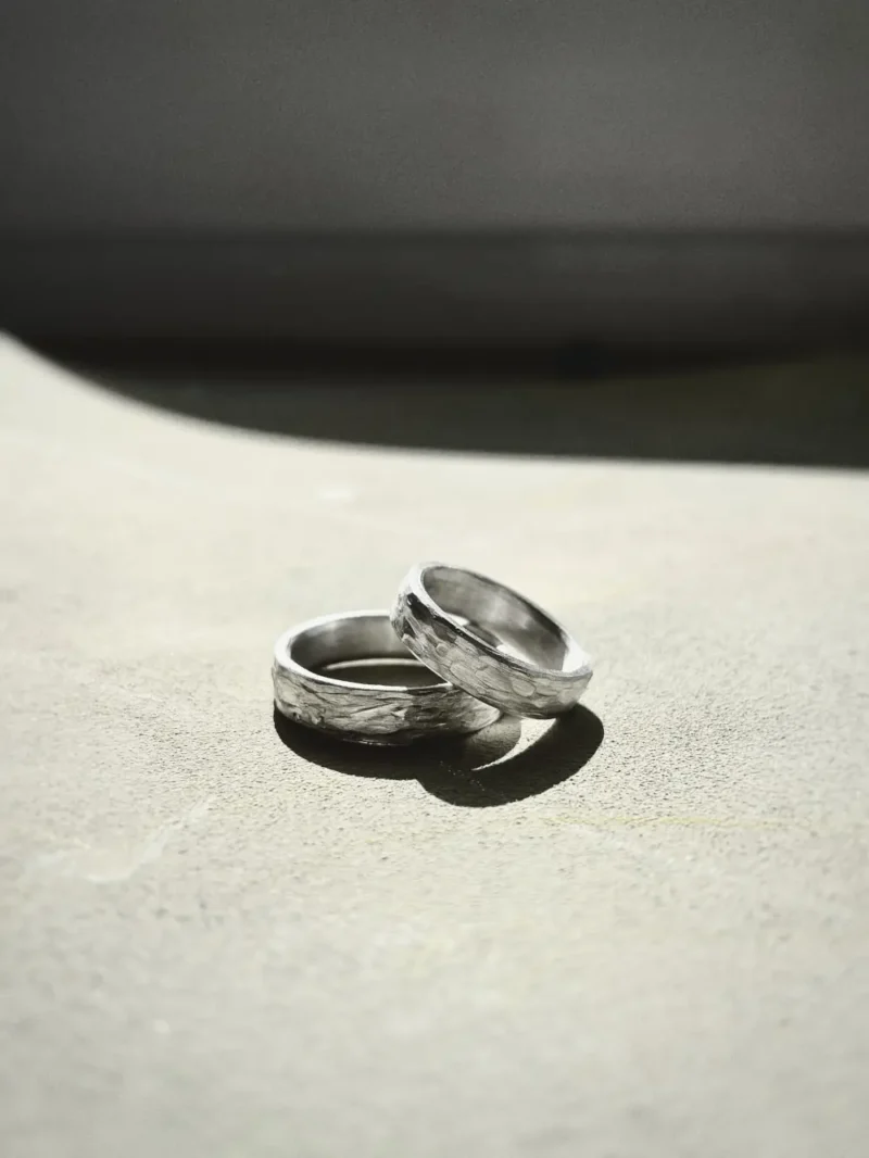 Eisberg Ringe - Eheringe mit gehämmerter Struktur schwarz weiß