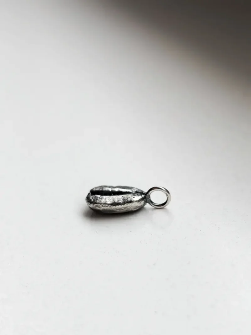 Kaffeebohne aus Silber seitlich liegend ohne Kette Kaffeebohne aus Silber seitlich liegend ohne Kette