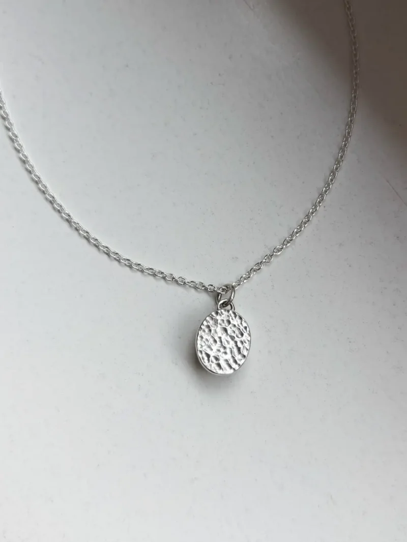 Mondoberfläche - gefräste Kuhlen auf Labradorit Anhänger Rückseite