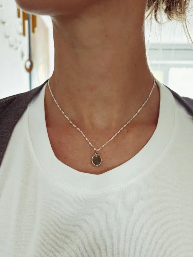 Labradorit Edelstein Kette aus Silber getragen
