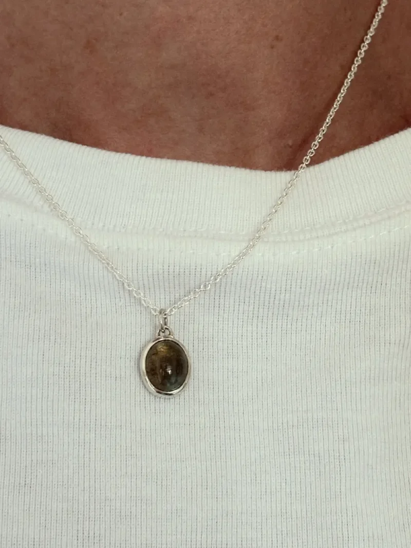 Labradorit Edelstein Kettenanhänger aus Silber getragen