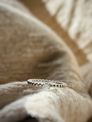 Nelene Ring - Weißgold Kugelring mit Brillant