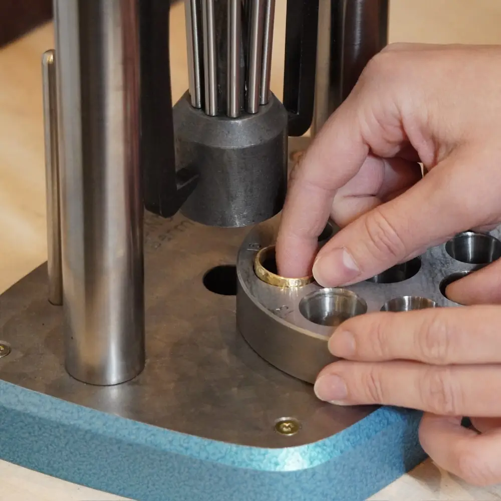 Anpassen der Ringweite im Trauringkurs