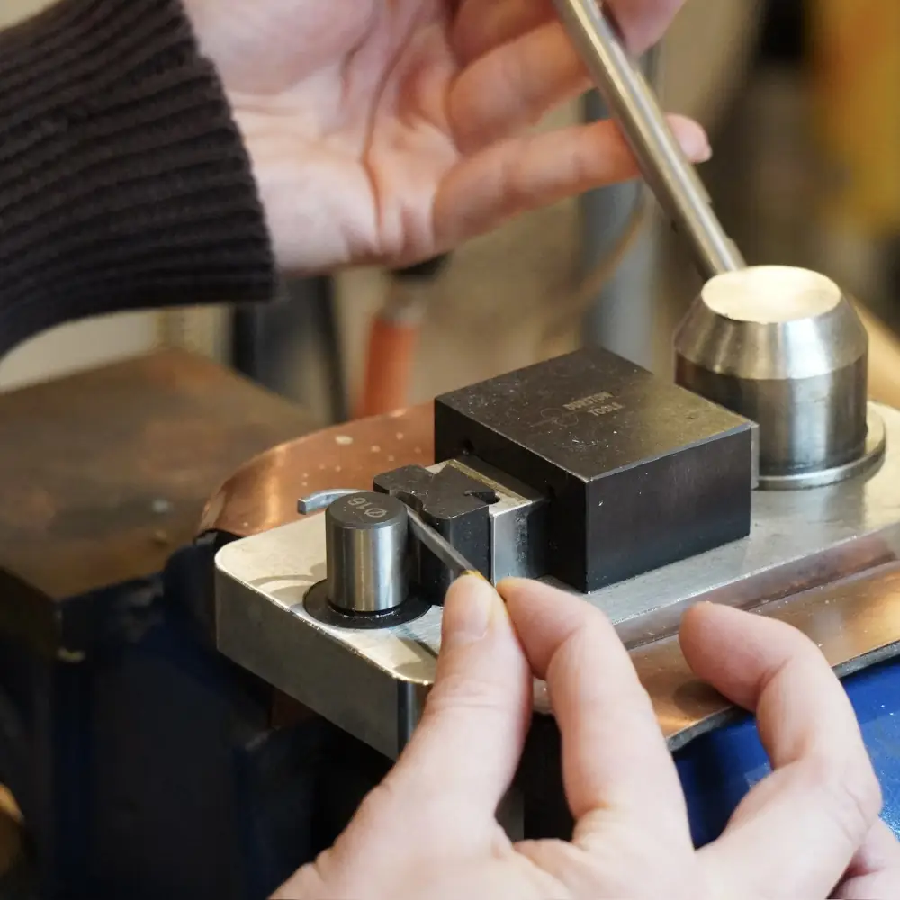 Biegen des Edelmetall Steges zu einem Ring