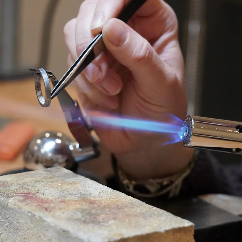 Ein Trauring wird gelötet