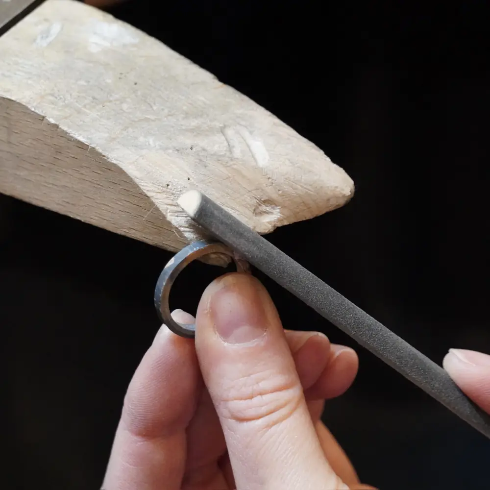 Erstes Versäubern der Ringe vor dem Schmieden