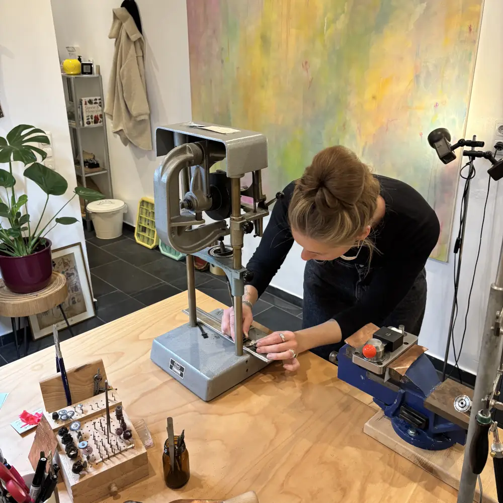 Nacharbeit und Gravur der Trauringe nach dem Kurs