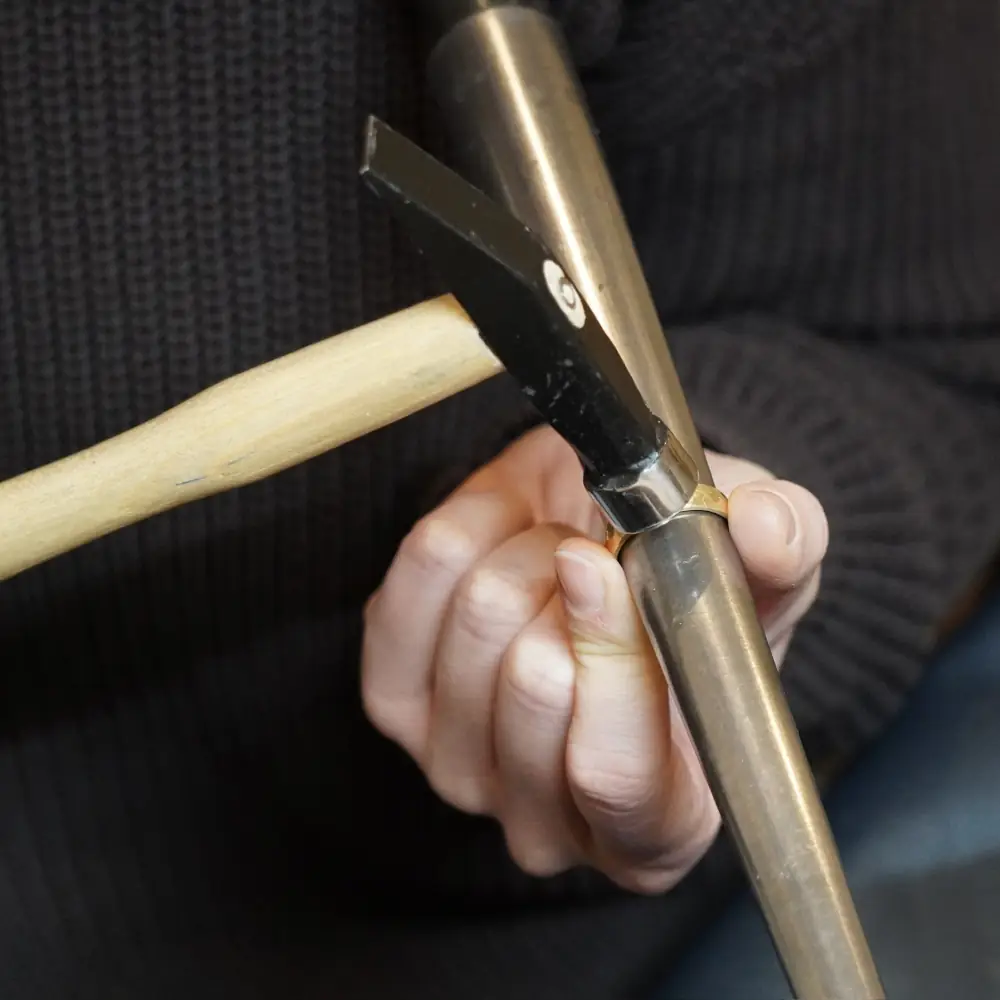 Trauring beim Schmieden mit dem Hammer