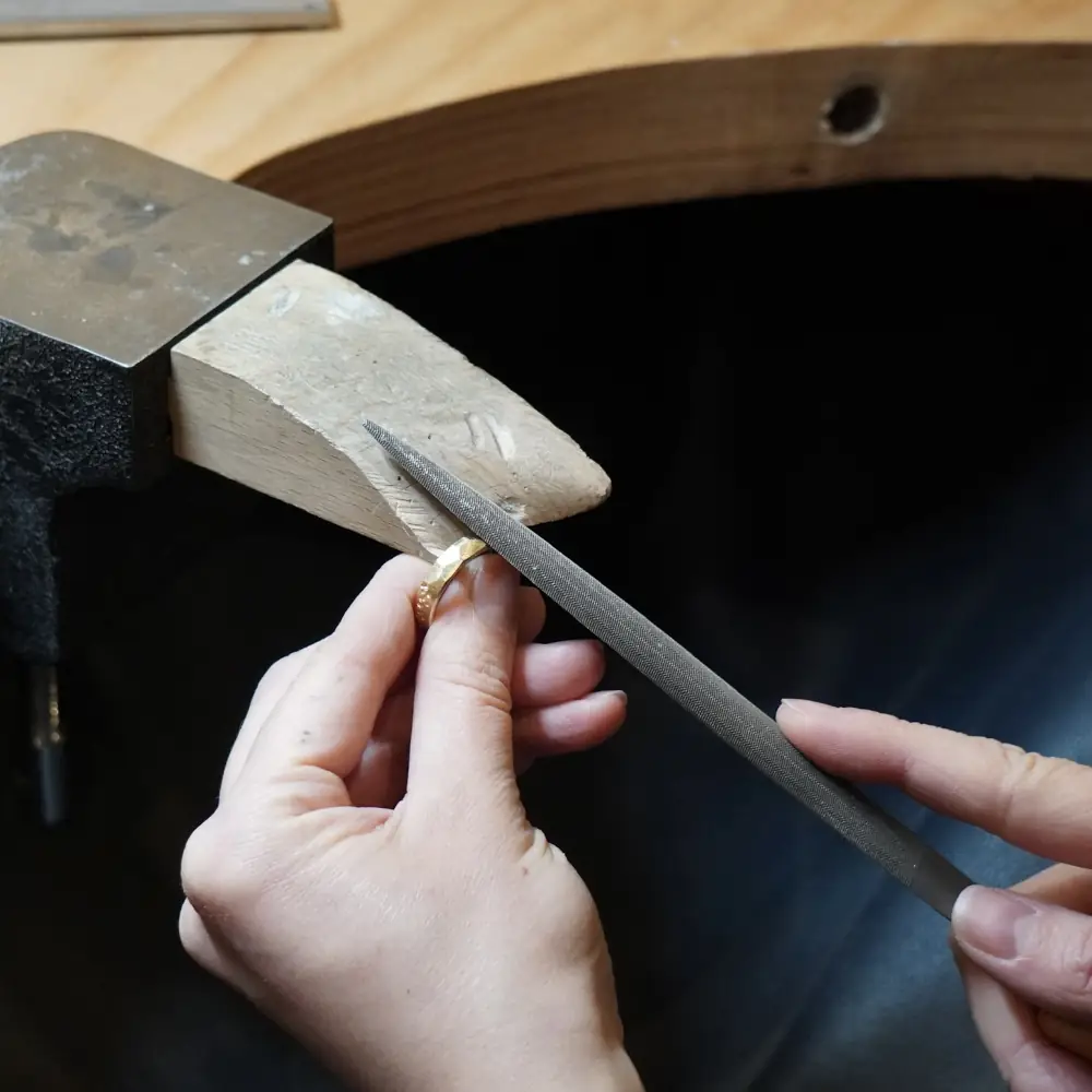 Trauringe werden im Kurs mit verschiedenen Werkzeugen gestaltet